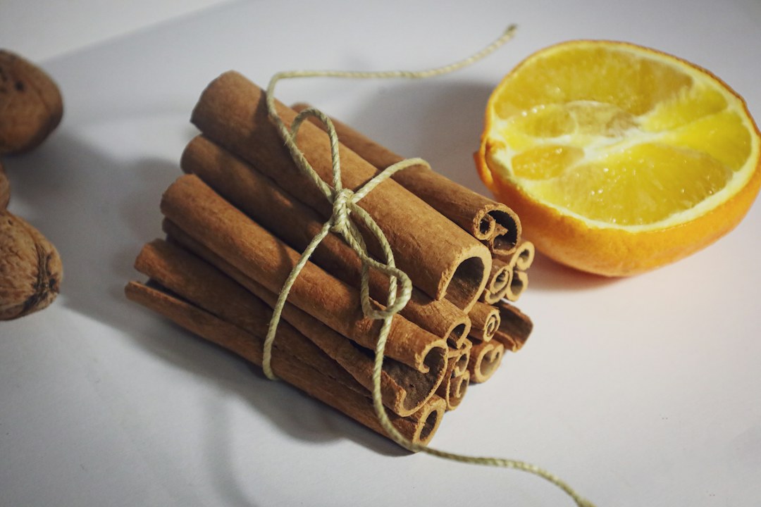 Aromen entdecken: Orange und Zimt als Beispiele für Frucht- und Gewürznoten