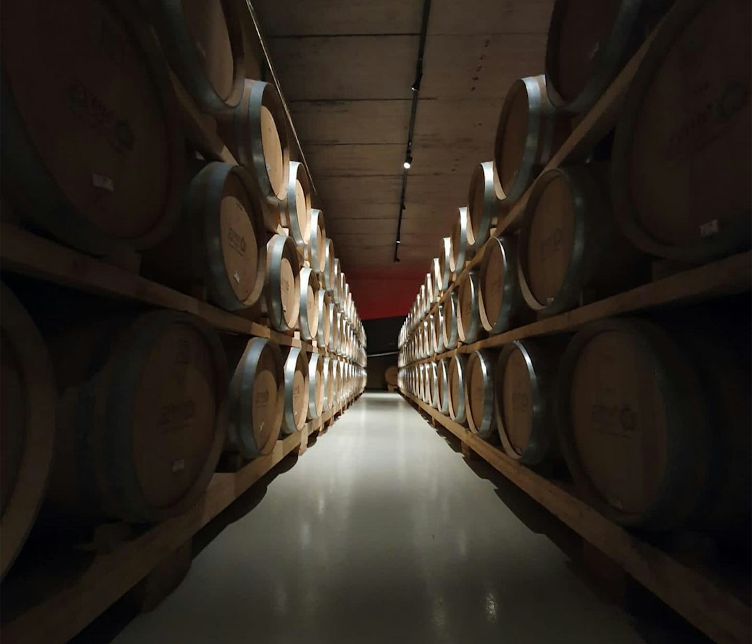 Eichenfässer in einem Whisky-Lager